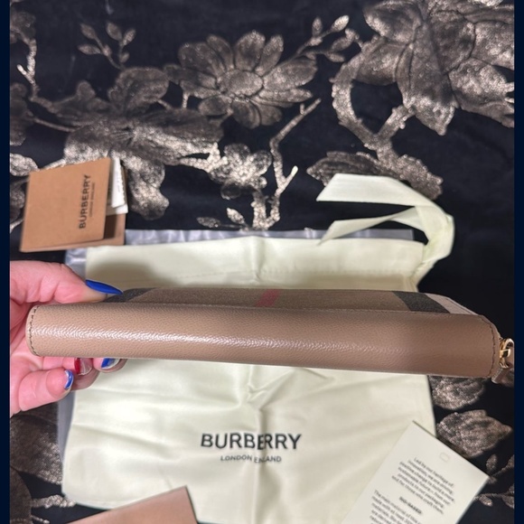 Burberry Women's Vintage Check E-Canvas Zip-Around Wallet - Picture 2 of 4